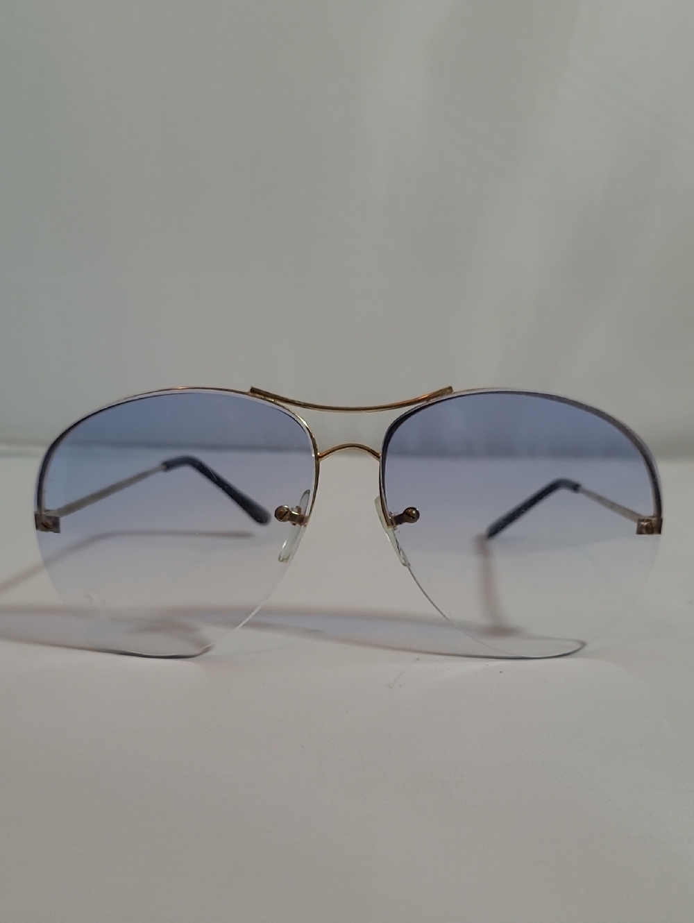 Vintage Aviator Sunglasses with Blue Gradient Lenses